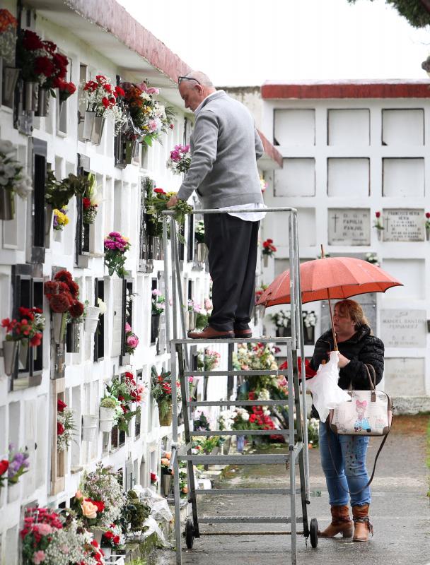 Centenares de personas han visitado este 1 de noviembre el cementerio de El Salvador de Oviedo para recordar a los difuntos y cumplir así con la tradición del Día de Todos los Santos.