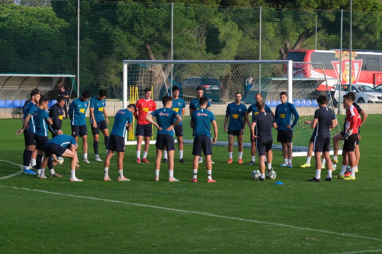 La plantilla rojiblanca, en la Ciudad Deportiva del Cádiz, escucha las indicaciones de José Alberto López, que dirigió el último entrenamiento de la semana en tierras gaditanas.