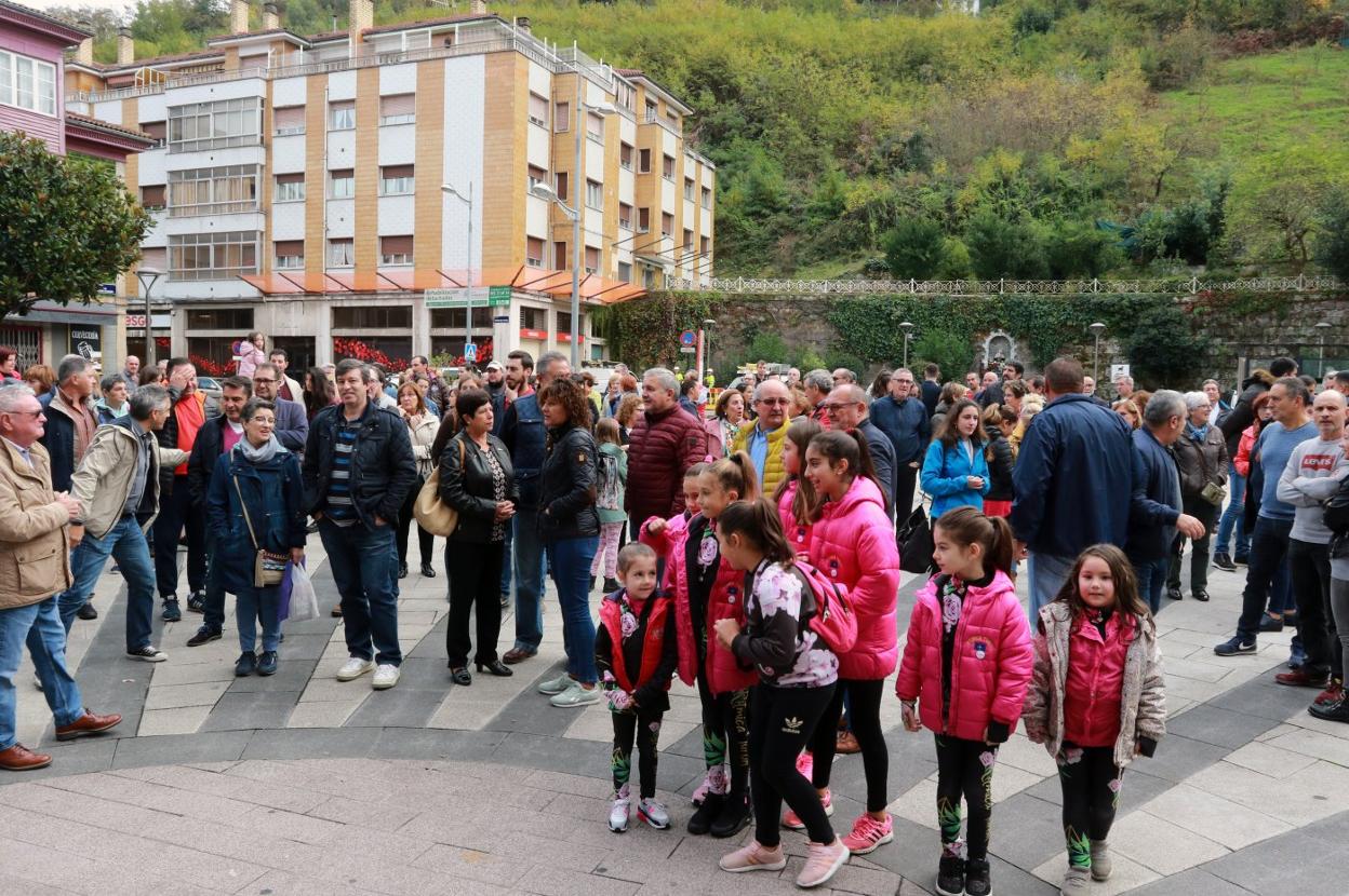 Un momento de la manifestación de los vecinos de Turón ante el Ayuntamiento de Mieres. 