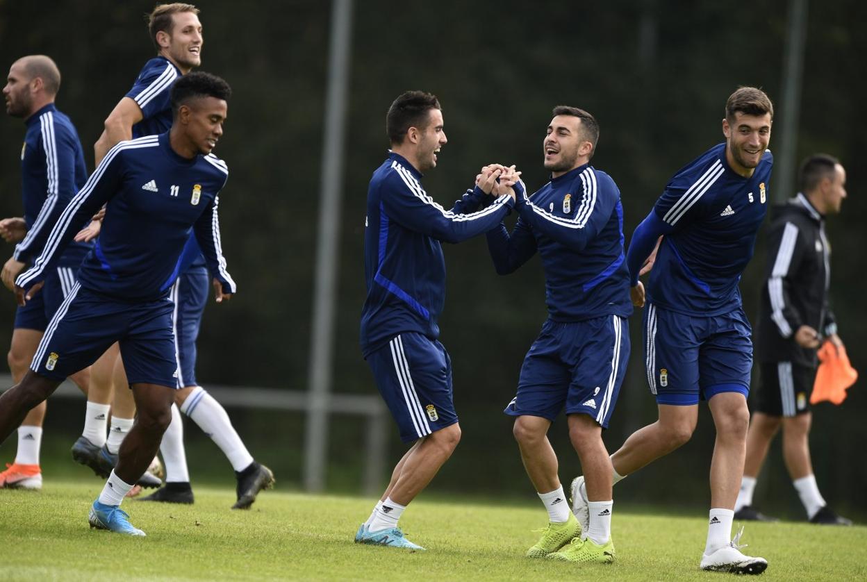 Los jugadores azules realizan un ejercicio durante la última sesión en las instalaciones de El Requexón.