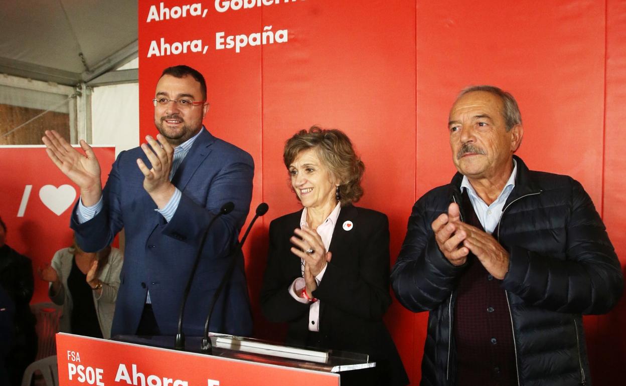 Adrián Barbón, María Luisa Carcedo y Wenceslao López. :: ALEX PIÑA