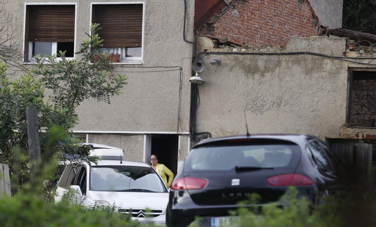 La mujer, en la puerta de la vivienda. 