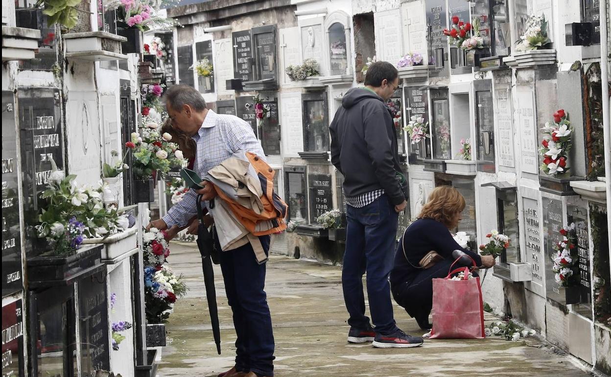 Varias personas, este viernes, en el cementerio de Ceares.