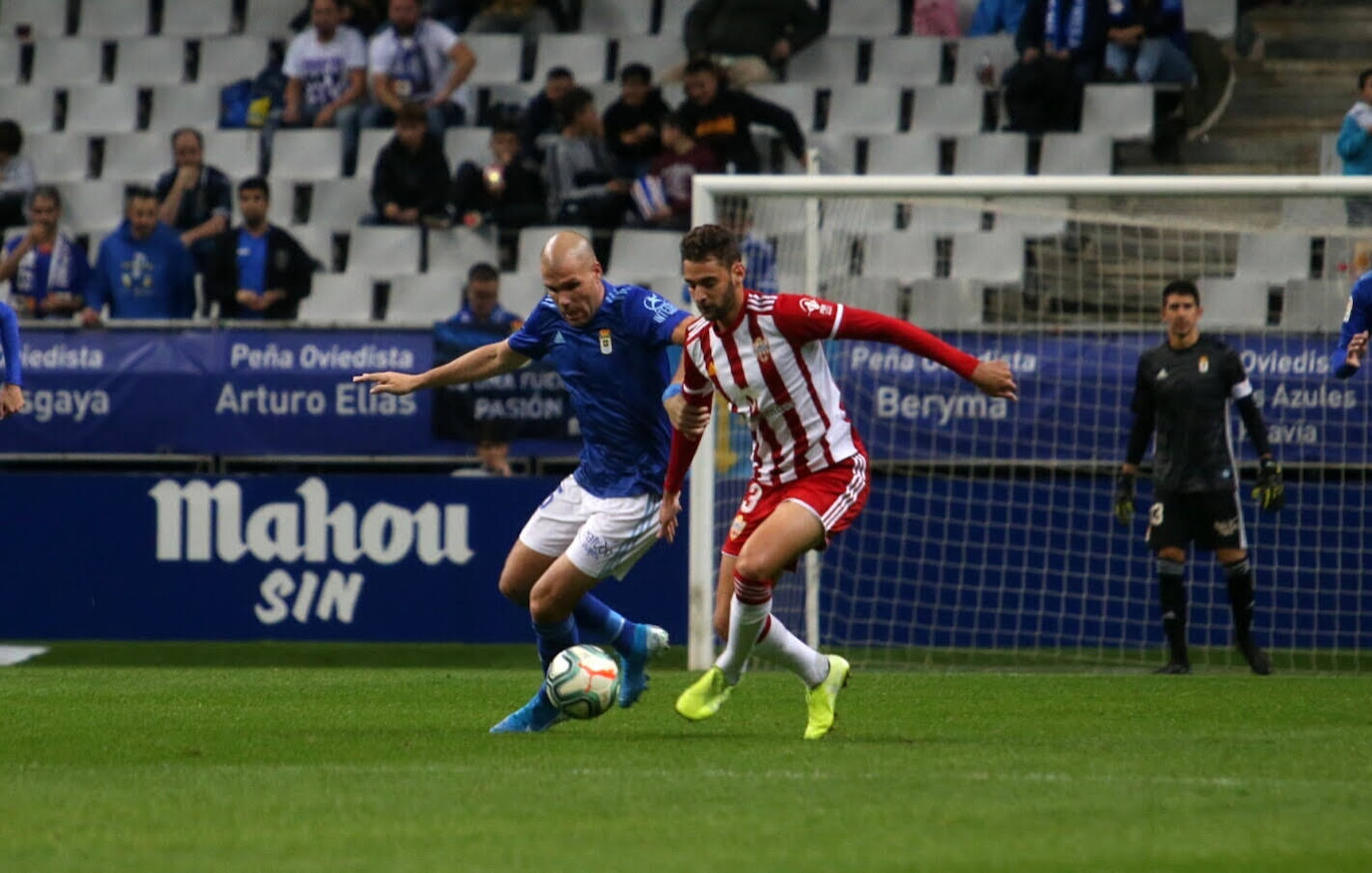 Ortuño ante un jugador del Almería. 