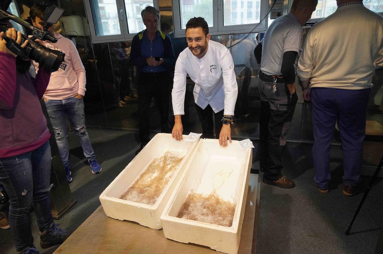 Manuel de la Vega, con los dos lotes de angulas adquiridos.