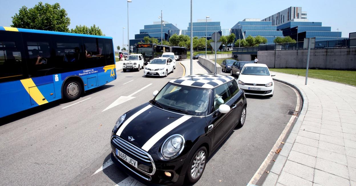 Varios taxis en la parada situada a la entrada de consultas. 