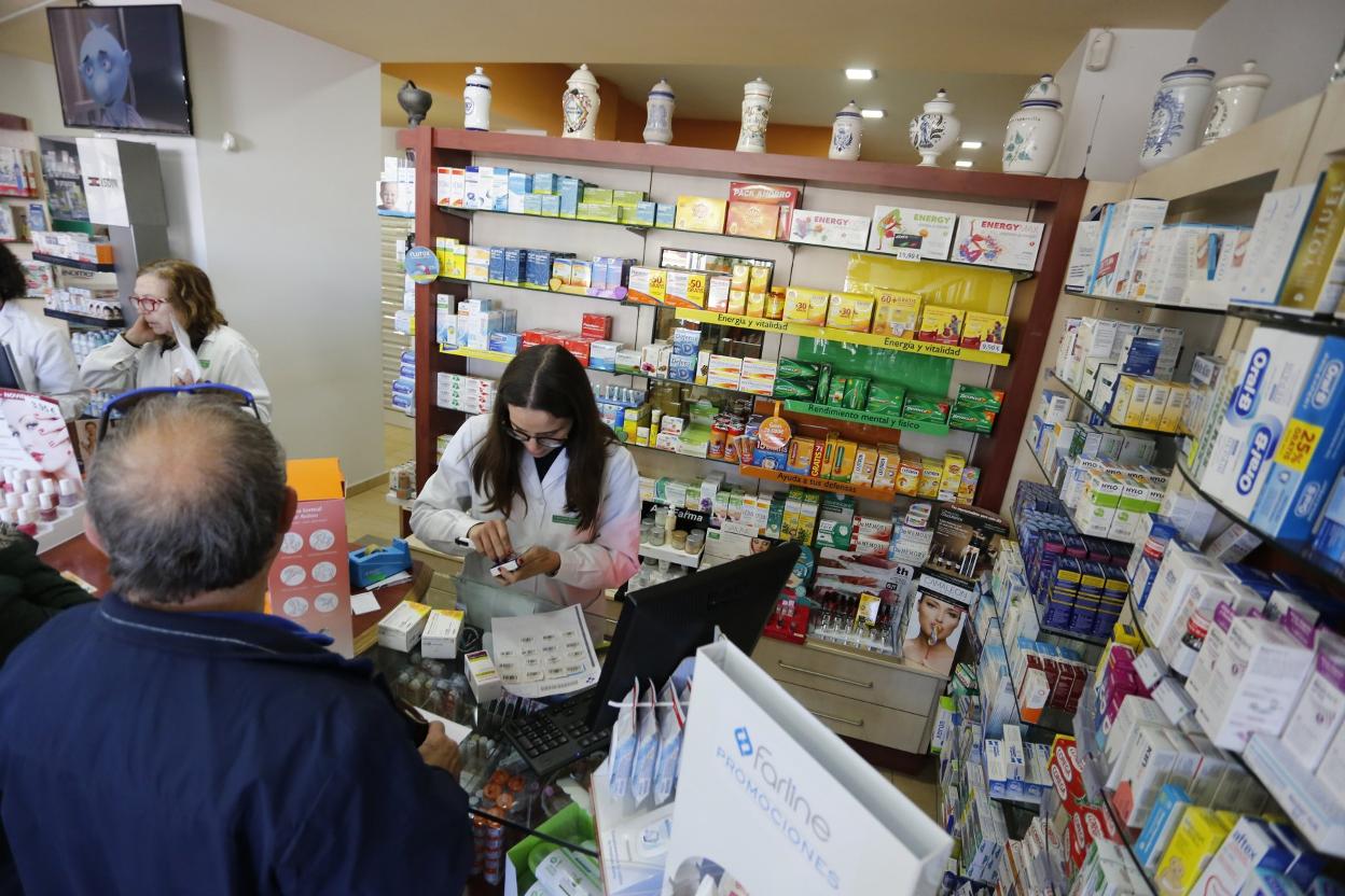 Venta de medicamentos en una farmacia en Gijón. 