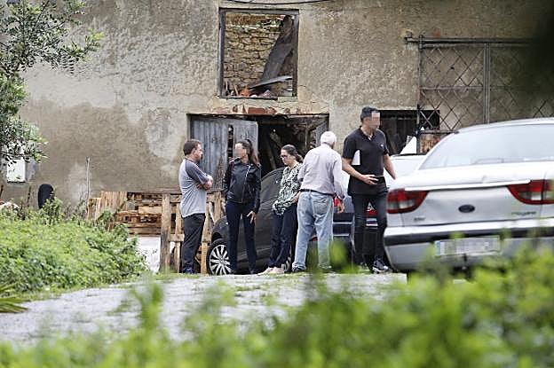 La viuda de 'Quili', acompañada por algunos de sus vecinos y agentes de la Guardia Civil que participan en la investigación de lo ocurrido. 