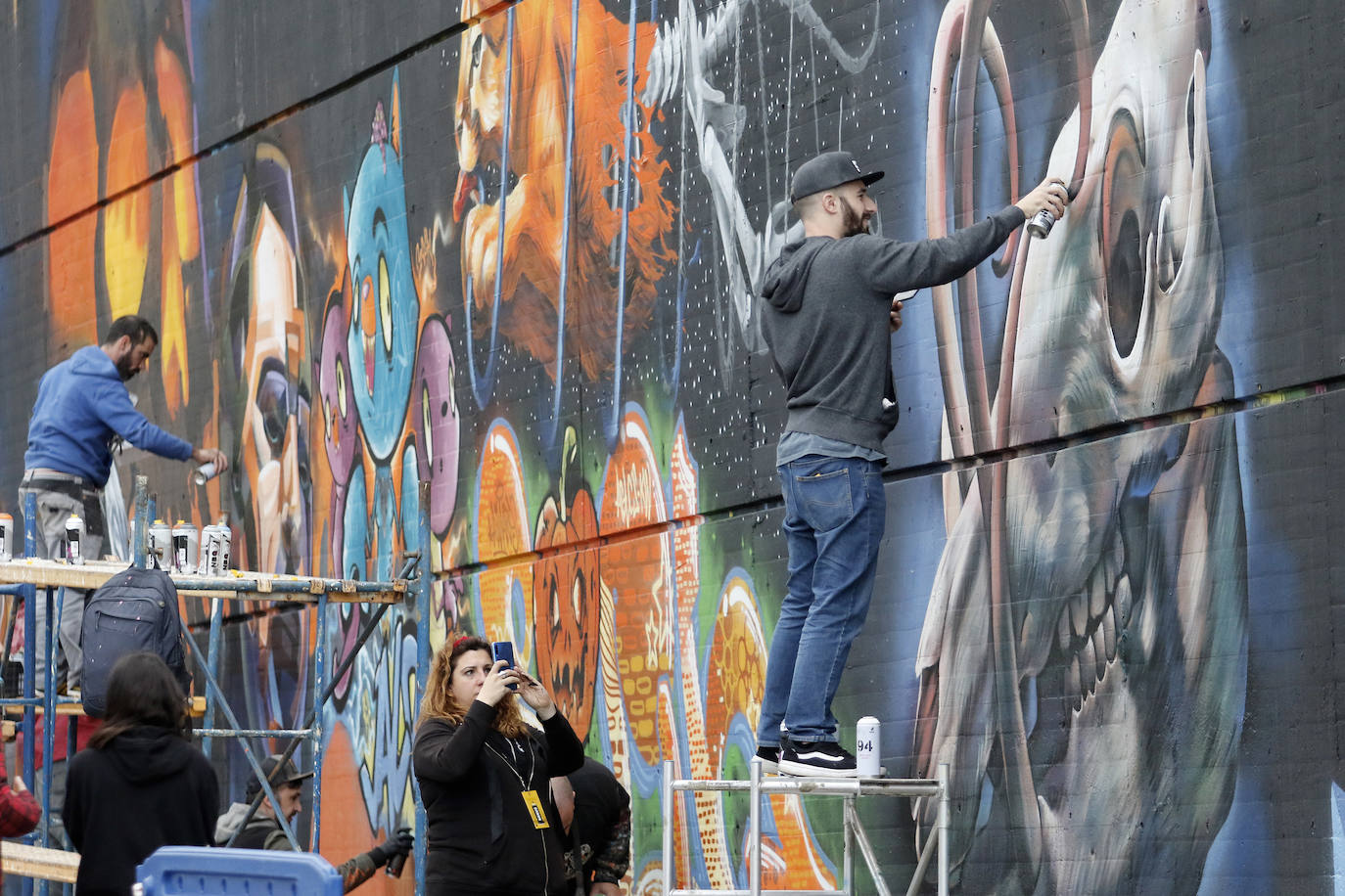 Veinticinco artistas del graffiti se reunieron en Gijón dentro del Festival Most Wanted, una de las grandes citas de pintura urbana.