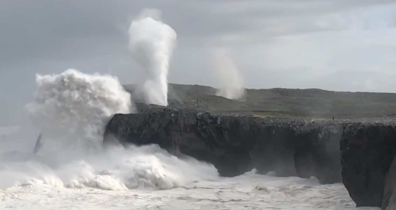 El impresionante espectáculo de los bufones de Llanes