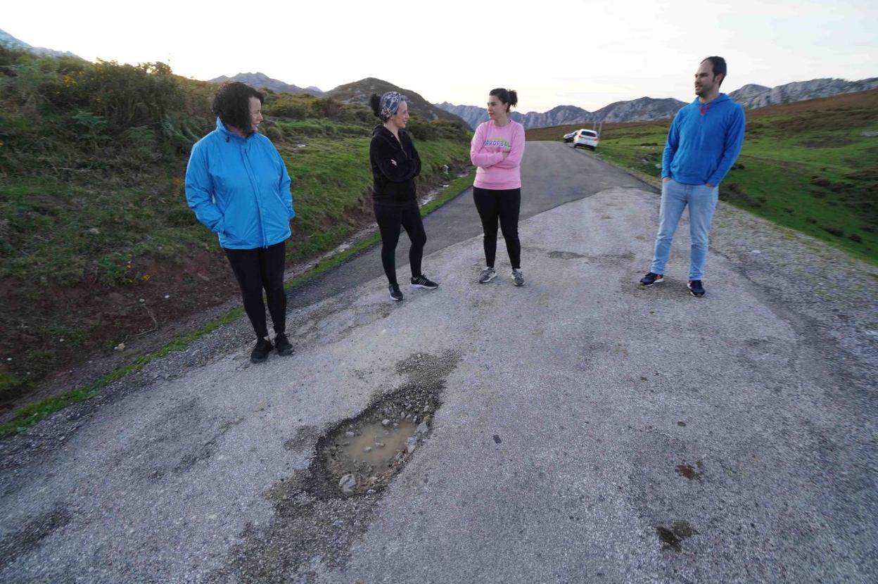 Vecinos de Sotres, en la carretera a Tresviso. 