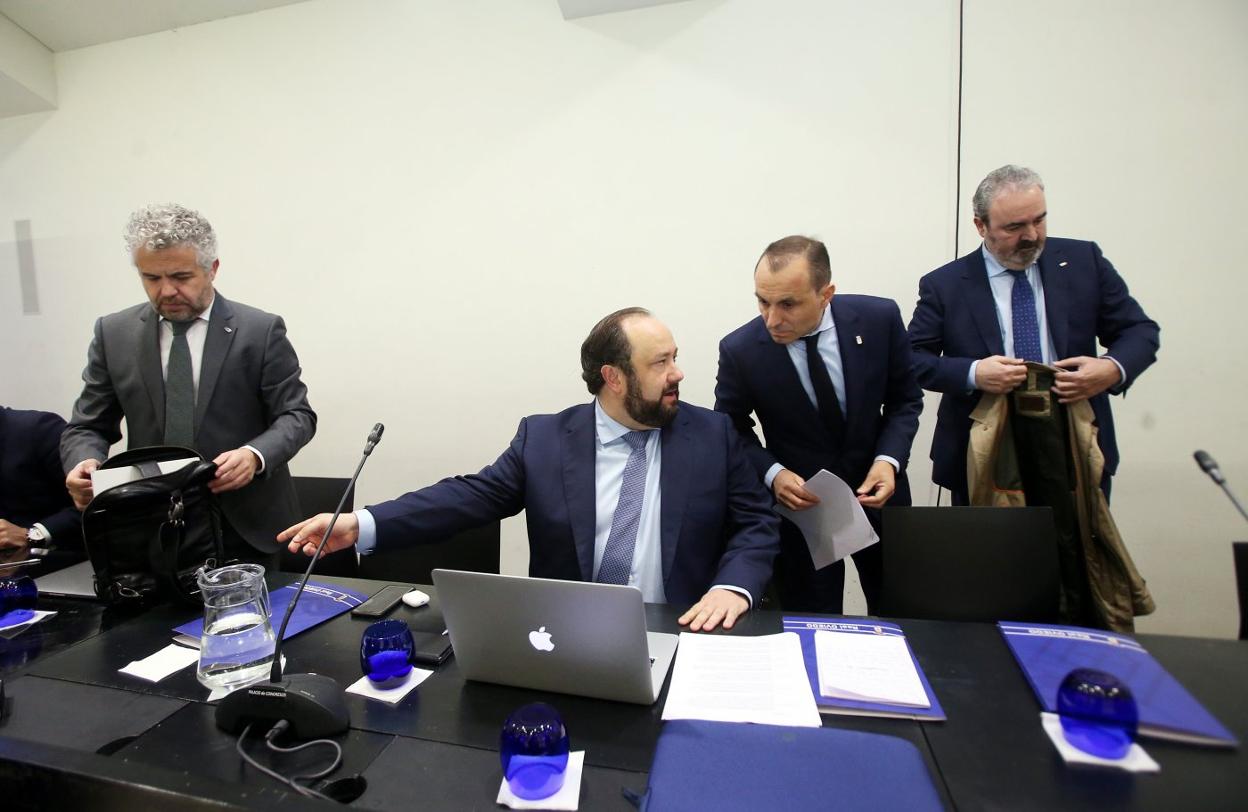 El presidente del Real Oviedo, Jorge Menéndez Vallina, con los consejeros Fernando Corral y Manuel Paredes. 