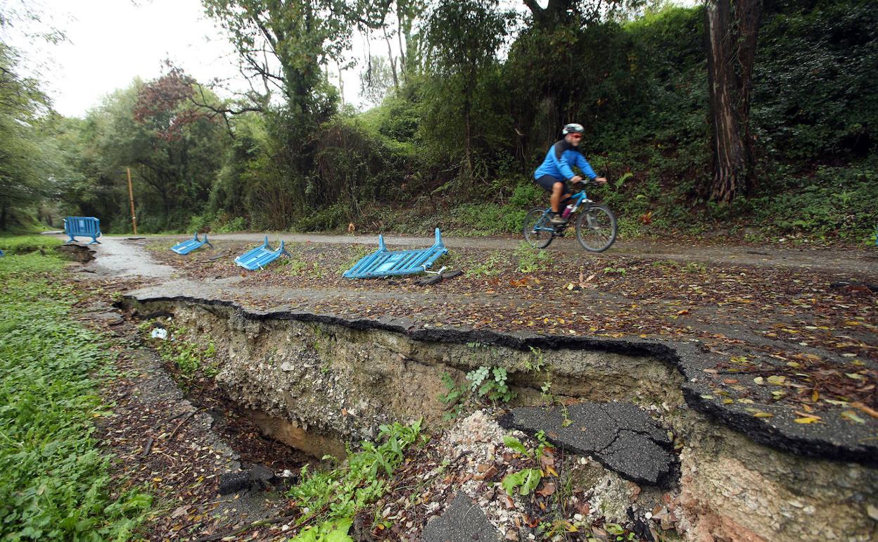 Senda Verde. El recorrido que parte del Parque de Invierno tiene un socavón desde el temporal del año pasado. :: álex piña