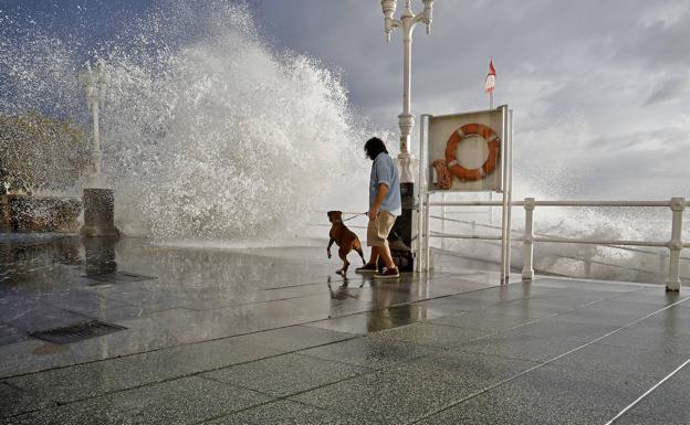 El mar desata su fuerza en Gijón