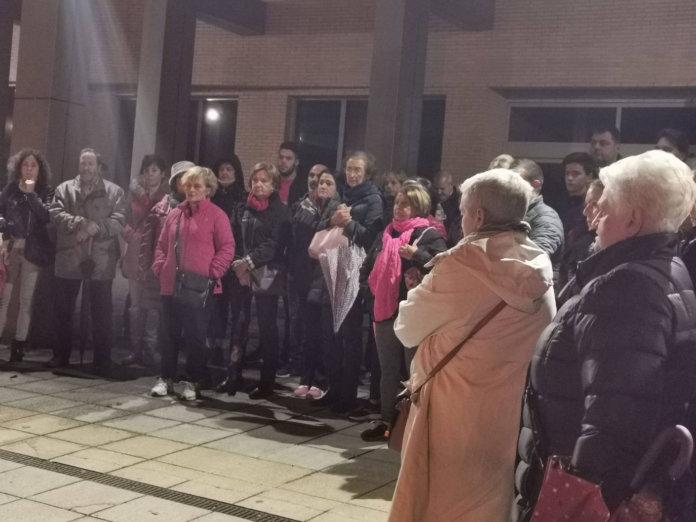 Los colectivos feministas de la región han convocado manifestaciones de repulsa contra la sentencia de la 'manada' de Manresa en varias localidades como Gijón, Oviedo, Mieres, Piedras Blancas,Pola de Laviana o Cangas de Onís. 