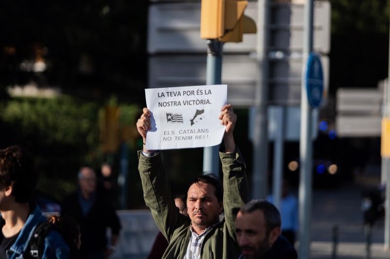 Fotos: Manifestantes y partidos independentistas boicotean el acto del Rey en Barcelona