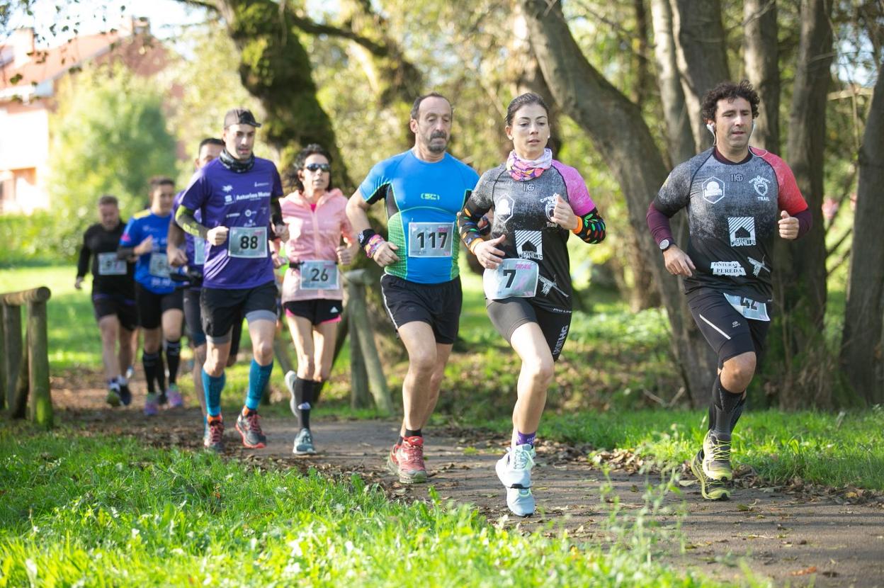 Varios corredores de la I Seat Trail a su salida en el Parque de La Fresneda. 