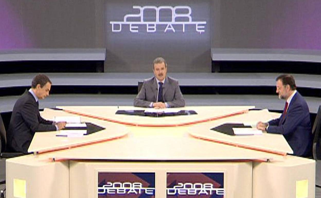 Manuel Campo Vidal modera en 2008 un debate entre José Luis Rodríguez Zapatero y Mariano Rajoy. 