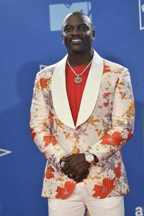 El cantante Akon tampoco acertó con esta americana estampada en tonos naranjas y dorados.