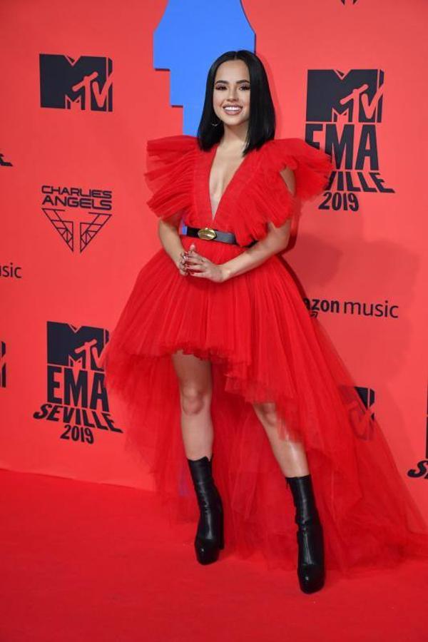 Becky G se convirtió en una de las vencedoras de esta alfombra roja. Todo gracias a este impresionante vestido de tul en color rojo firmado por Giambattista Valli para su colección cápsula de H&M.