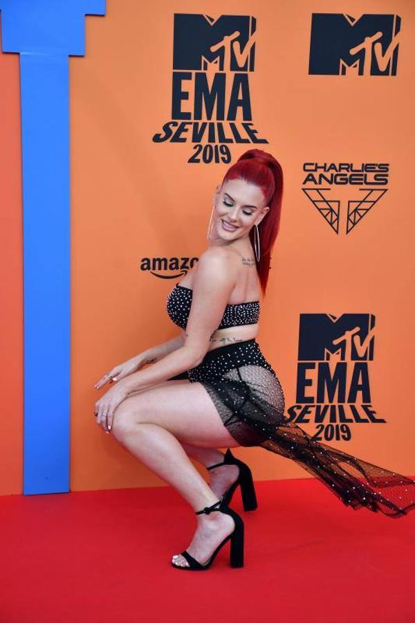 La rapera Justina Valentine optó por un look gótico con croptop y una falda de rejilla con apliques de perlas.