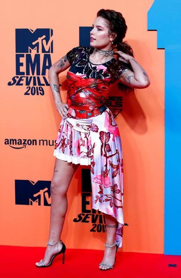 La cantante Halsey arriesgó demasiado con este mix de estampados y colores con el que no acabó de convencer. Un look formado por una especie de corsé y falda plisada con cola lateral.