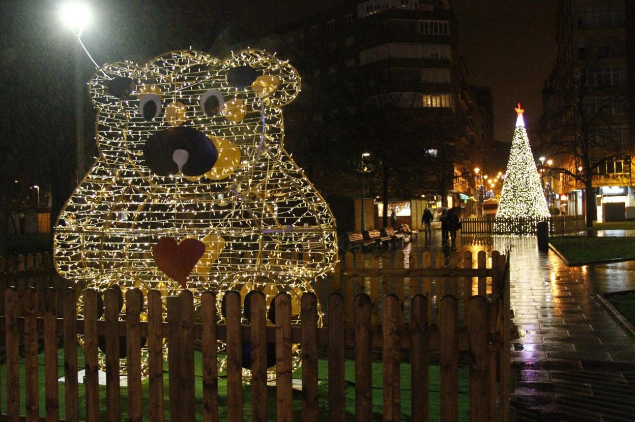 Hace dos años, además del árbol de Navidad en Las Meanas se colocó un gran oso iluminado. 