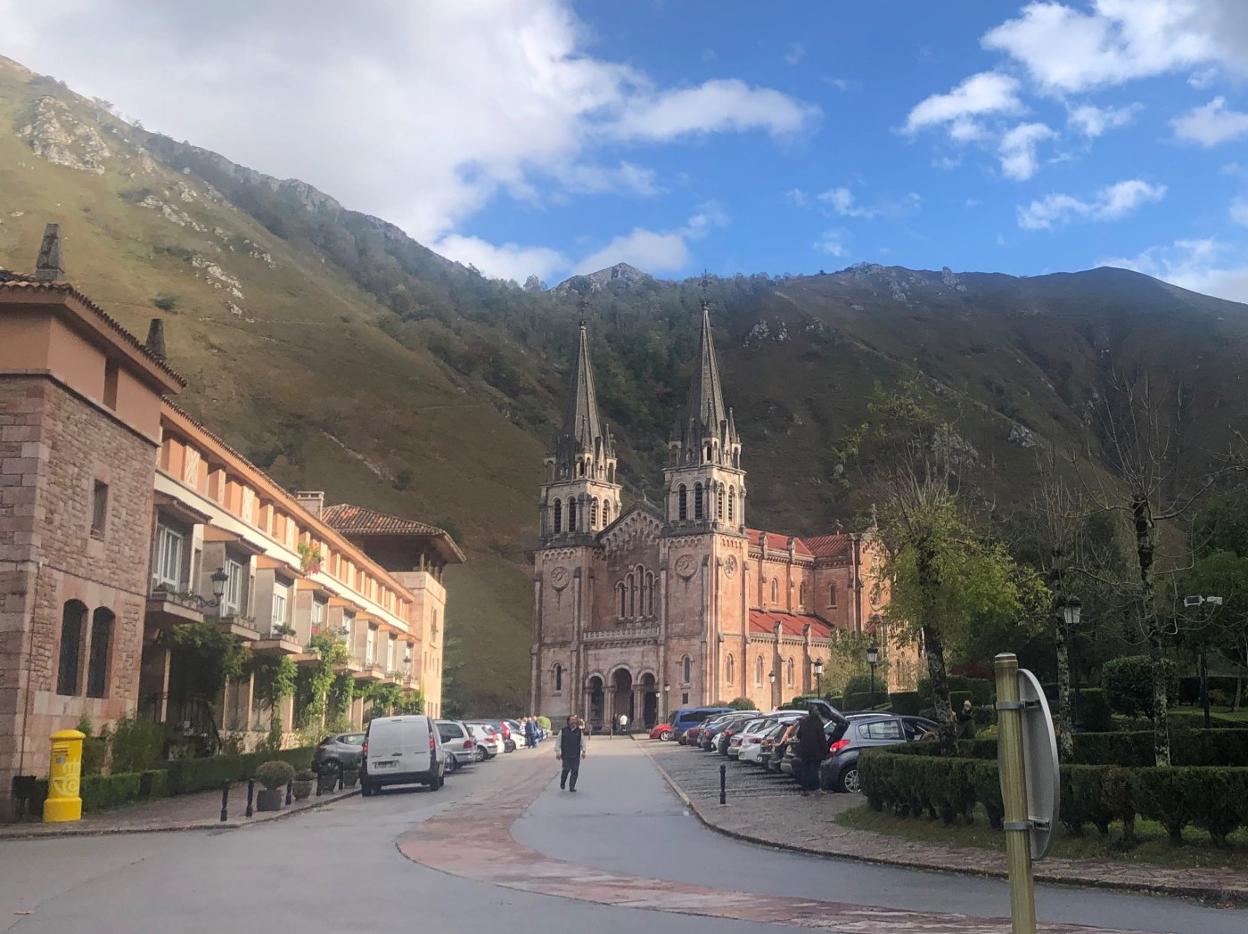 El acceso a la Basílica se cubrirá con losas de piedra caliza y, por el momento, no se eliminará ninguna plaza de aparcamiento. 