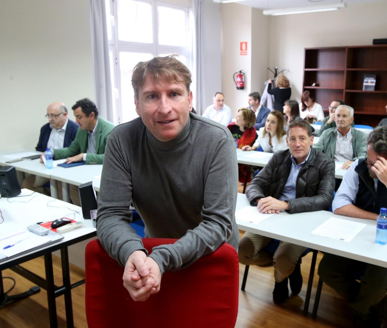 Marcos Álvarez, en la Cámara de Comercio de Oviedo, antes de ofrecer su taller a los comerciantes.