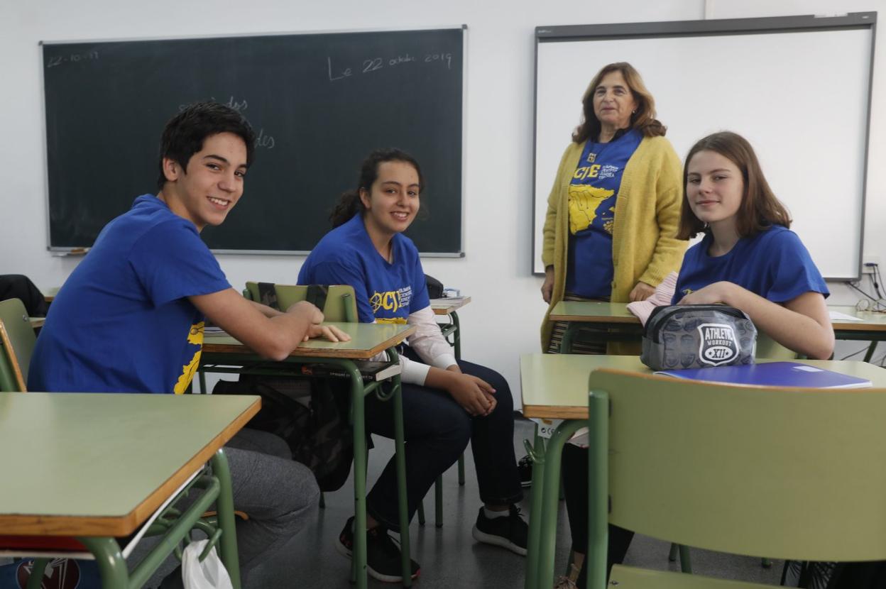 Ismael Suárez, Lucía Aparicio, Zaida Fernández y Aylén Álvarez, los tres olímpicos con su profesora. 