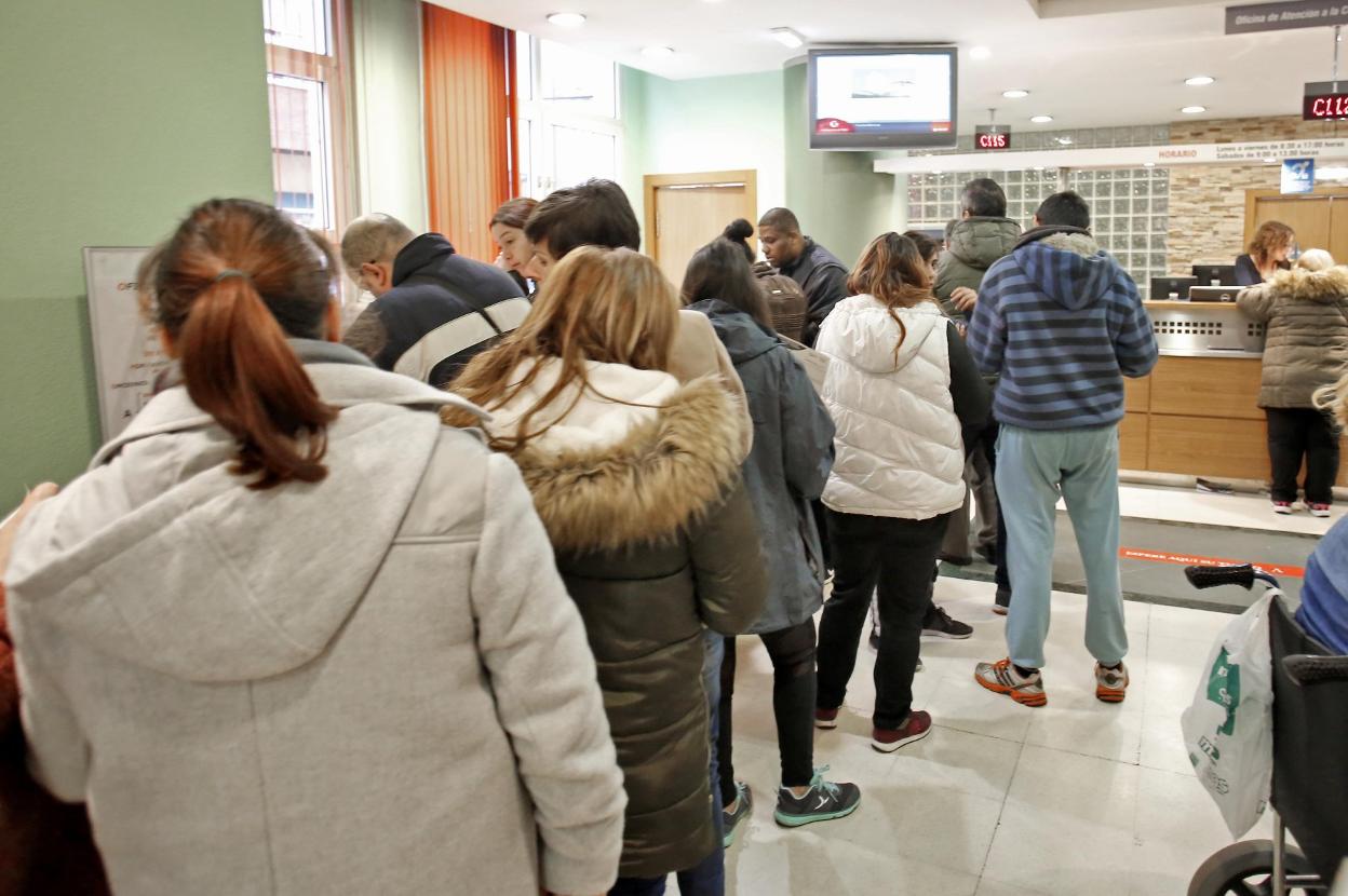 Cola de personas en el Ateneo de La Calzada, hace un año, para solicitar la renta social. 