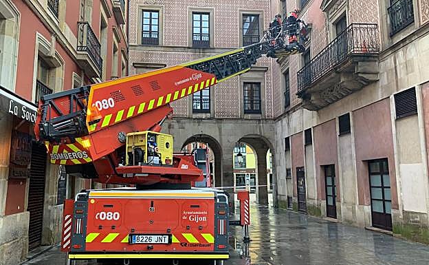 Los bomberos de Gijón actúan en la fachada del edificio del Antiguo Hotel Madrid. 