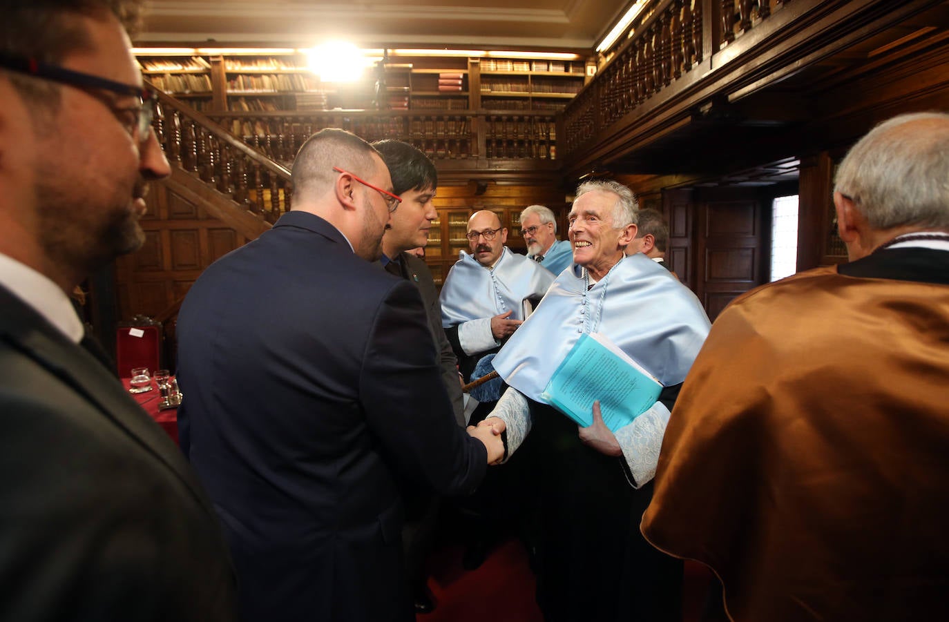 El historiador inglés Peter Burke y el ingeniero ruso Gregory Ludkovsky han sido distinguidos este miercoles en un acto solemne celebrado en la biblioteca del Edificio Histórico, que contó con la asistencia de más de 200 personas.
