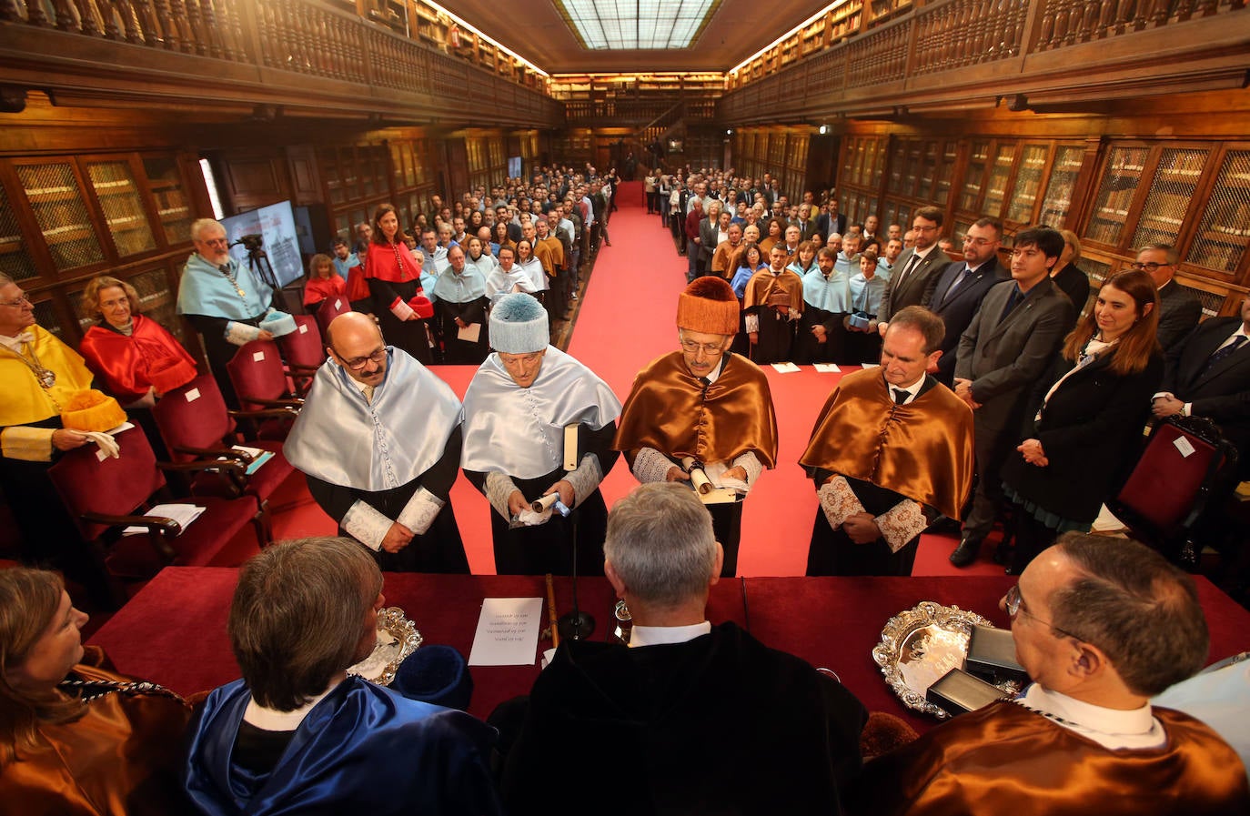 El historiador inglés Peter Burke y el ingeniero ruso Gregory Ludkovsky han sido distinguidos este miercoles en un acto solemne celebrado en la biblioteca del Edificio Histórico, que contó con la asistencia de más de 200 personas.
