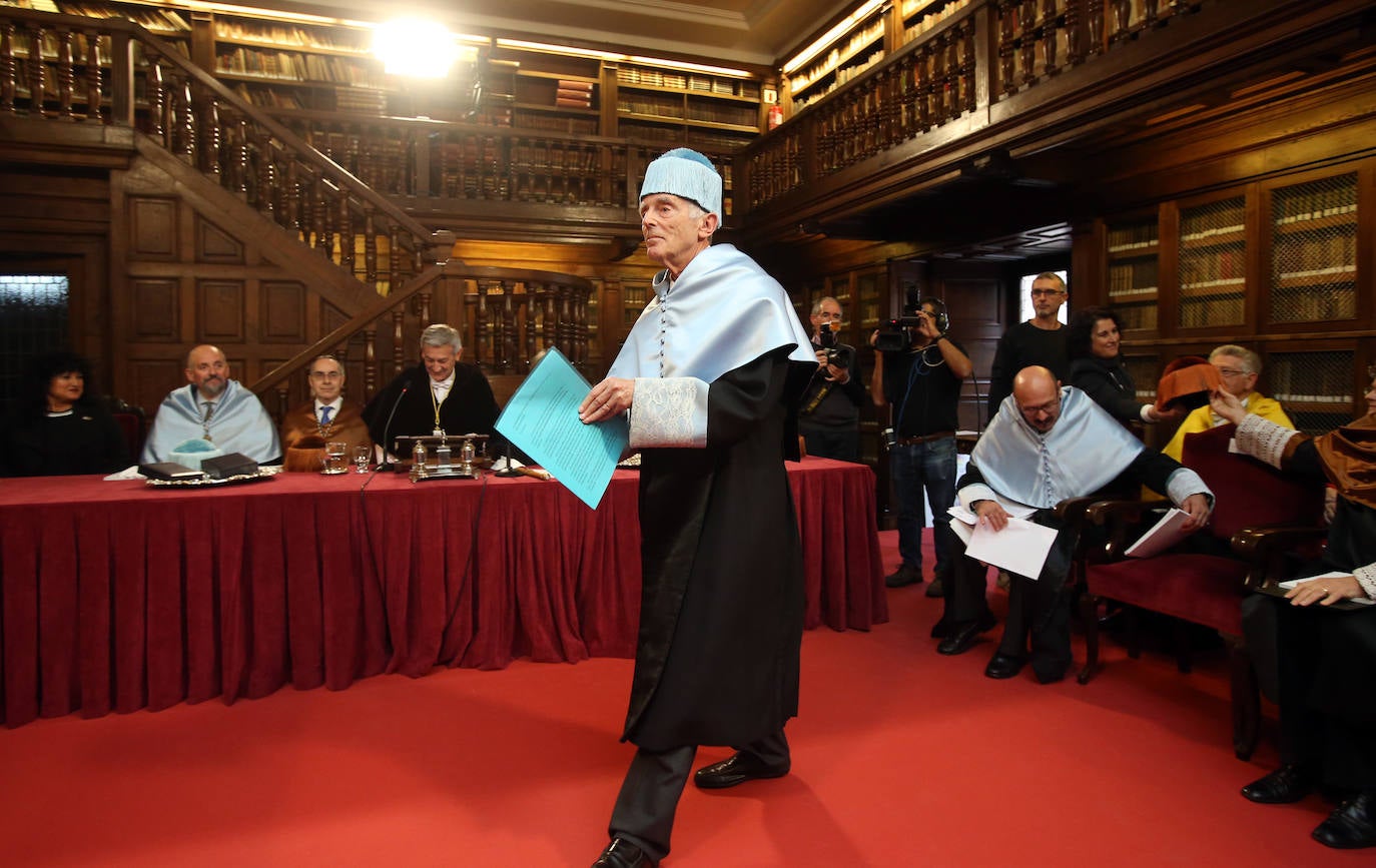El historiador inglés Peter Burke y el ingeniero ruso Gregory Ludkovsky han sido distinguidos este miercoles en un acto solemne celebrado en la biblioteca del Edificio Histórico, que contó con la asistencia de más de 200 personas.