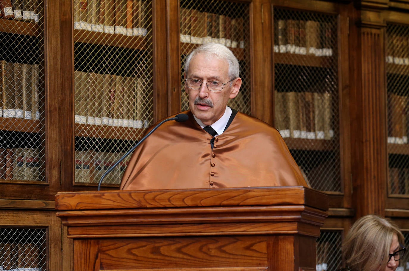 El historiador inglés Peter Burke y el ingeniero ruso Gregory Ludkovsky han sido distinguidos este miercoles en un acto solemne celebrado en la biblioteca del Edificio Histórico, que contó con la asistencia de más de 200 personas.