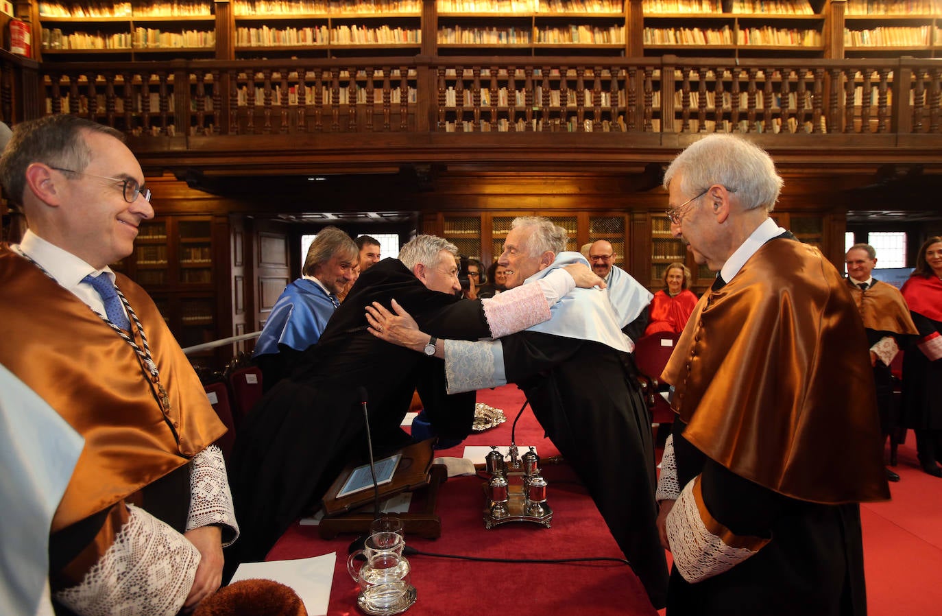 El historiador inglés Peter Burke y el ingeniero ruso Gregory Ludkovsky han sido distinguidos este miercoles en un acto solemne celebrado en la biblioteca del Edificio Histórico, que contó con la asistencia de más de 200 personas.