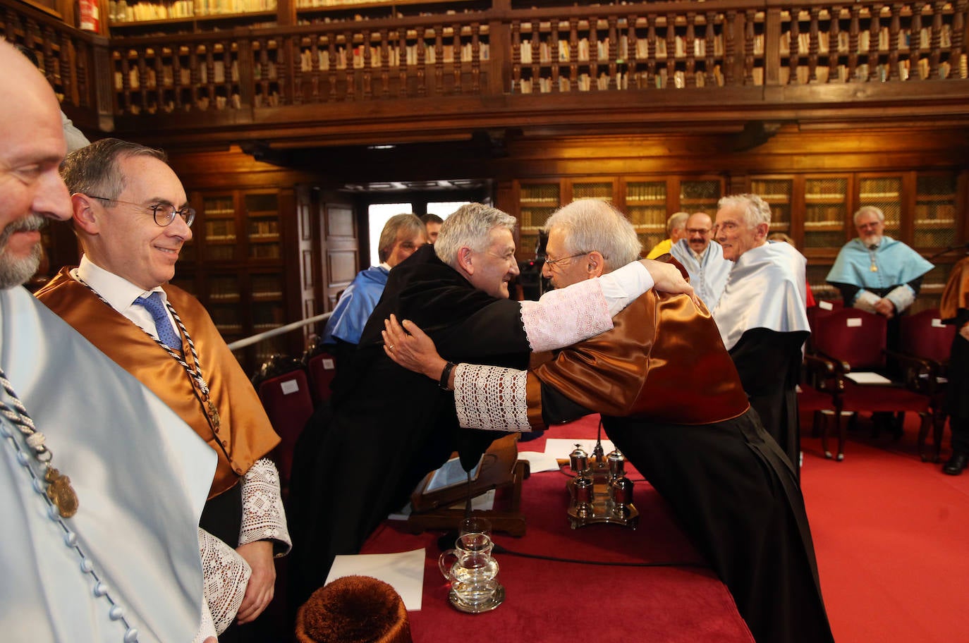 El historiador inglés Peter Burke y el ingeniero ruso Gregory Ludkovsky han sido distinguidos este miercoles en un acto solemne celebrado en la biblioteca del Edificio Histórico, que contó con la asistencia de más de 200 personas.