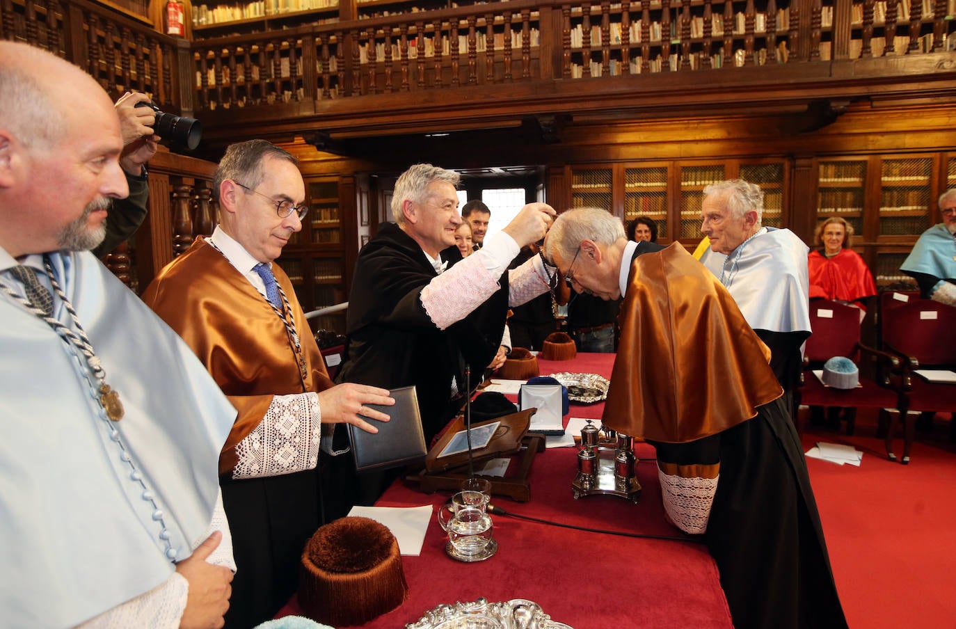 El historiador inglés Peter Burke y el ingeniero ruso Gregory Ludkovsky han sido distinguidos este miercoles en un acto solemne celebrado en la biblioteca del Edificio Histórico, que contó con la asistencia de más de 200 personas.