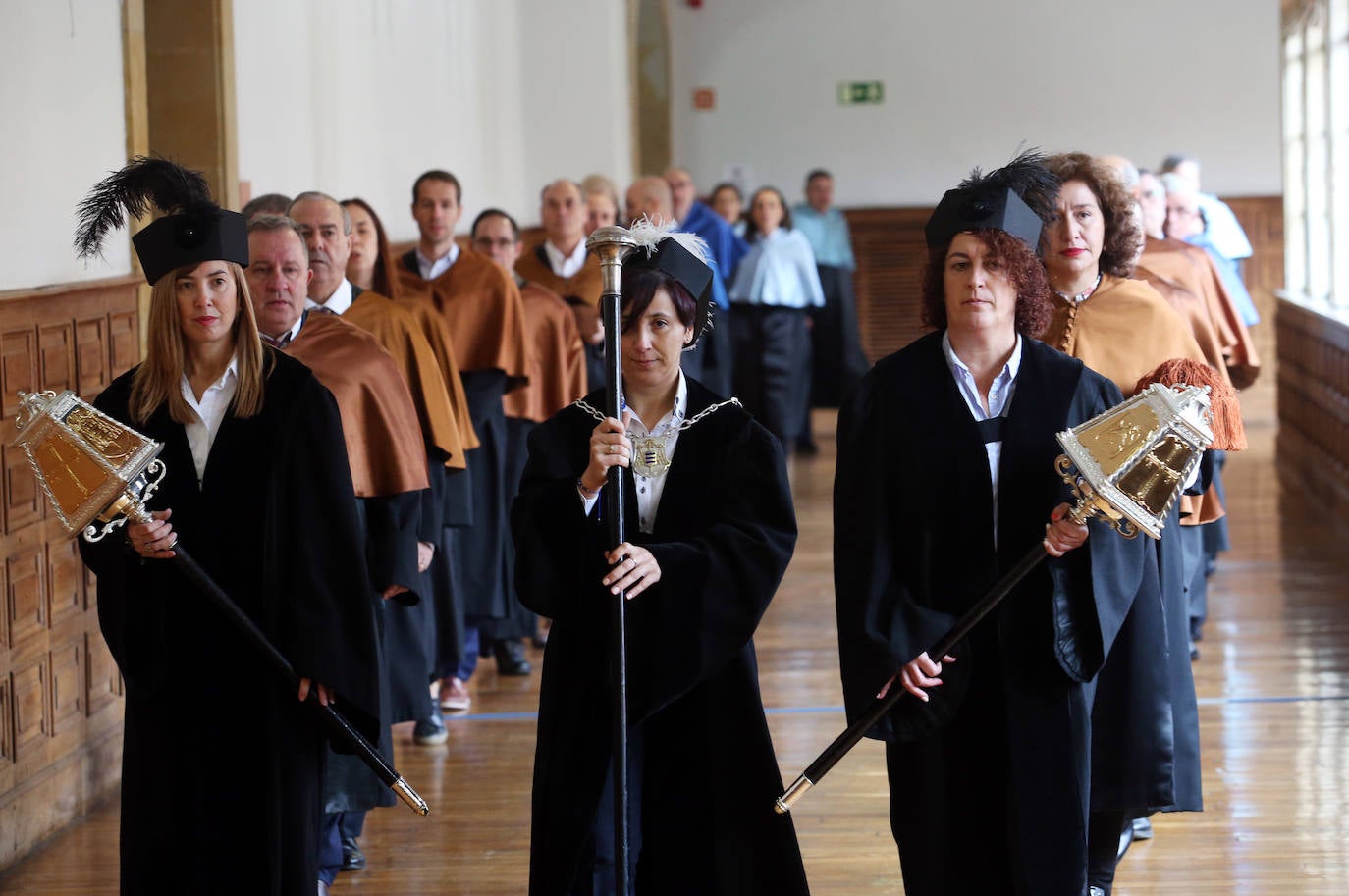 El historiador inglés Peter Burke y el ingeniero ruso Gregory Ludkovsky han sido distinguidos este miercoles en un acto solemne celebrado en la biblioteca del Edificio Histórico, que contó con la asistencia de más de 200 personas.