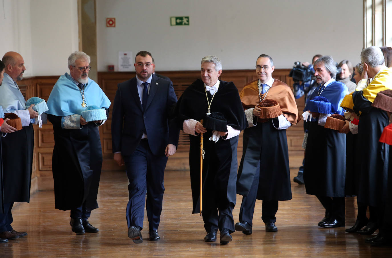 El historiador inglés Peter Burke y el ingeniero ruso Gregory Ludkovsky han sido distinguidos este miercoles en un acto solemne celebrado en la biblioteca del Edificio Histórico, que contó con la asistencia de más de 200 personas.