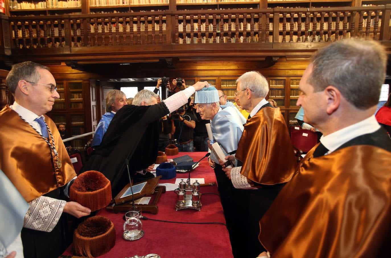 El historiador inglés Peter Burke y el ingeniero ruso Gregory Ludkovsky han sido distinguidos este miercoles en un acto solemne celebrado en la biblioteca del Edificio Histórico, que contó con la asistencia de más de 200 personas.