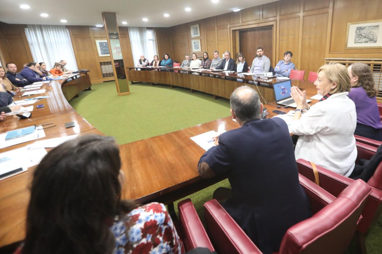 La alcaldesa presentó las líneas maestras de Avilés Enseña a diez empresas de la ciudad. 