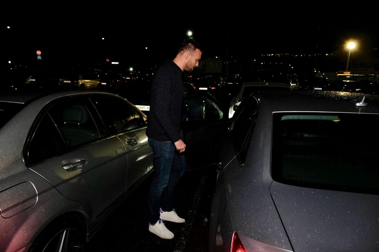 Michu se dispone abandonar en su automóvil el aparcamiento del Carlos Tartiere.
