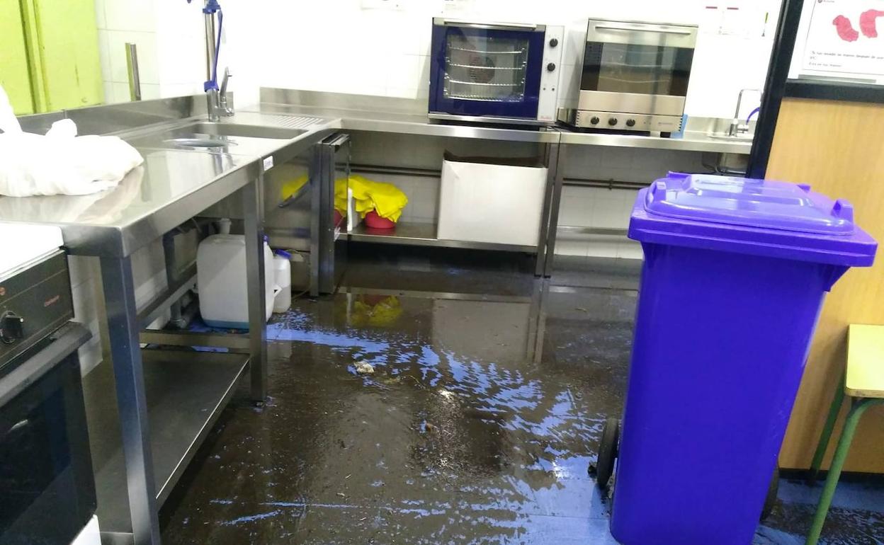 Así quedó el colegio de Jove en Gijón tras las lluvias del lunes.