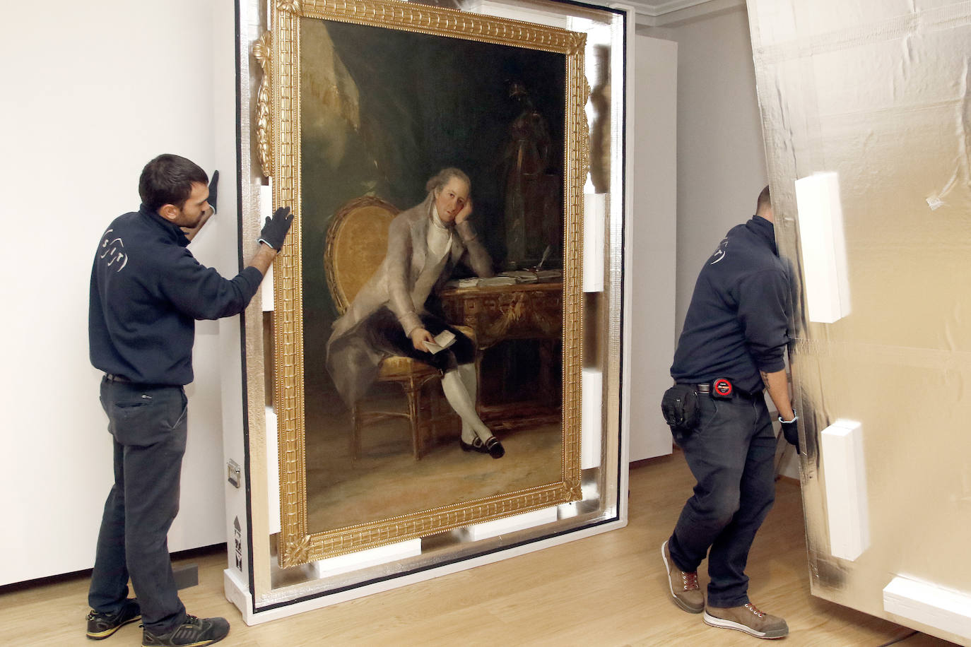 La sala principal de la primera planta de la Casa Natal de Jovellanos, en Cimavilla, acoge desde este jueves y durante un mes aproximadamente el óleo