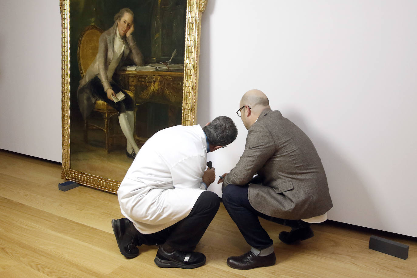 La sala principal de la primera planta de la Casa Natal de Jovellanos, en Cimavilla, acoge desde este jueves y durante un mes aproximadamente el óleo