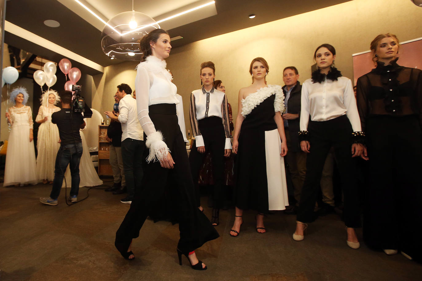 Minimalismo, diseñor en clave oversize, colores neutros e inspiración parisina. Así han sido los diseños de la joven diseñadora Beatriz de Blass en el adelanto de la Pasarela Campoamor. ElVerso, por su parte, triunfa con blusas capaces de vestir y de realzar la esencia de una mujer elegante y sencillas. Josechu Santana presentó tres modelos de bodas con María.