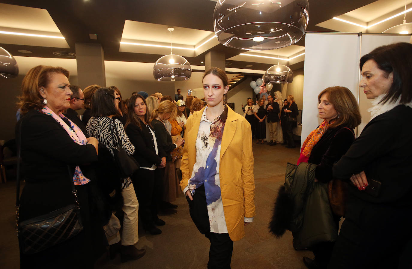 Minimalismo, diseñor en clave oversize, colores neutros e inspiración parisina. Así han sido los diseños de la joven diseñadora Beatriz de Blass en el adelanto de la Pasarela Campoamor. ElVerso, por su parte, triunfa con blusas capaces de vestir y de realzar la esencia de una mujer elegante y sencillas. Josechu Santana presentó tres modelos de bodas con María.