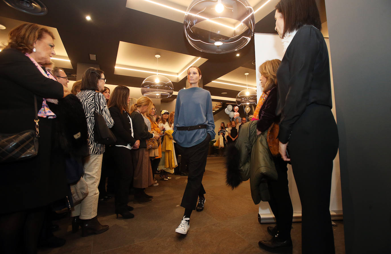 Minimalismo, diseñor en clave oversize, colores neutros e inspiración parisina. Así han sido los diseños de la joven diseñadora Beatriz de Blass en el adelanto de la Pasarela Campoamor. ElVerso, por su parte, triunfa con blusas capaces de vestir y de realzar la esencia de una mujer elegante y sencillas. Josechu Santana presentó tres modelos de bodas con María.